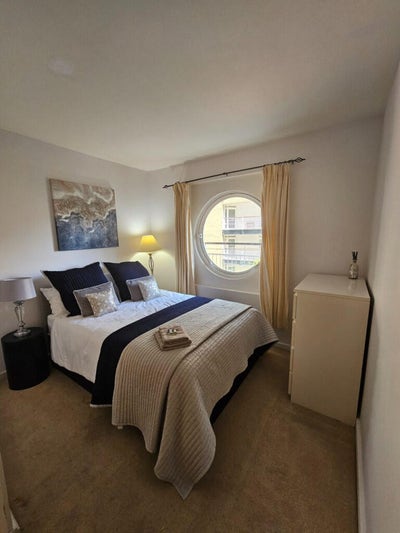 Ensuite room at Canary Wharf (5 min from Jubilee) Main Photo