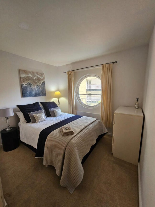 Ensuite room at Canary Wharf (5 min from Jubilee) Main Photo