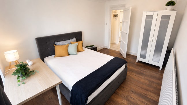 Beautiful Double Room available in E14. Main Photo