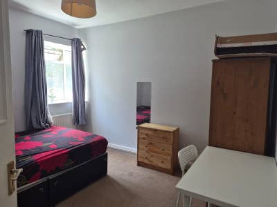 Large double room Canary Wharf- All bills included Main Photo