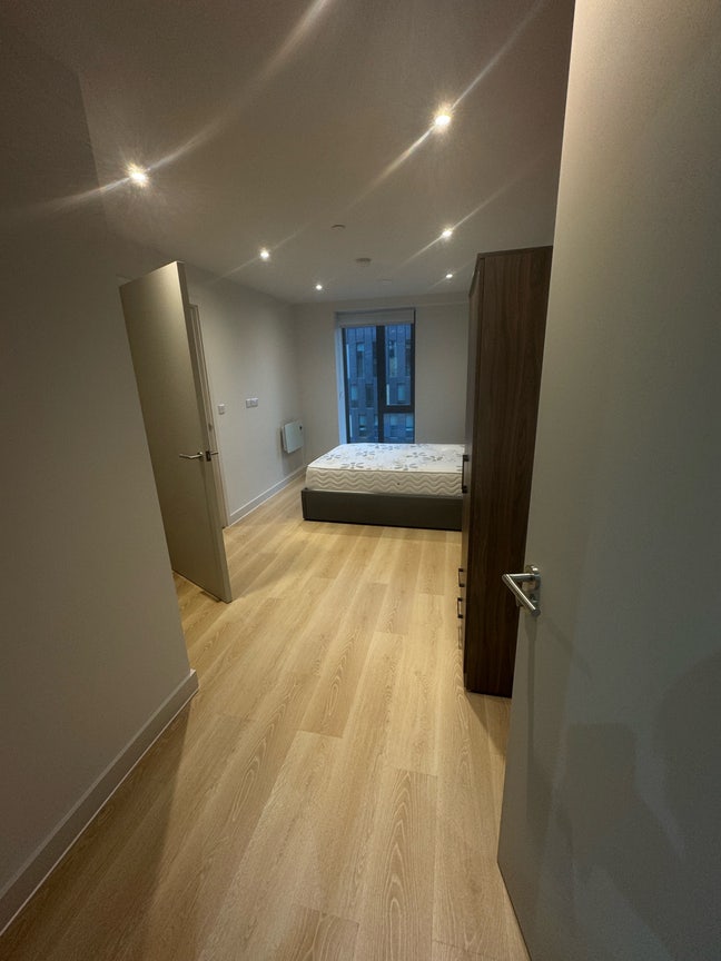 Large en-suite brand new furnished bedroom Main Photo