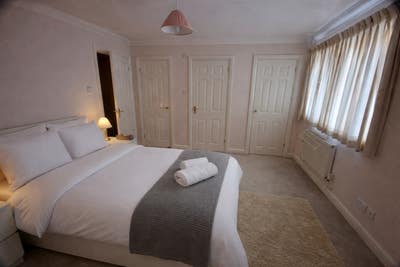 Furnished ensuite double bed - sm1 Main Photo