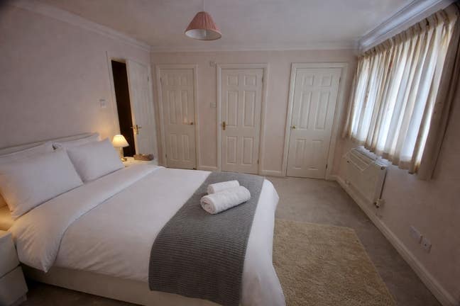 Furnished ensuite double bed - sm1 Main Photo