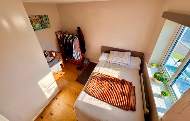  XL Extra Large room in modern house-ALL BILLS inc Main Photo