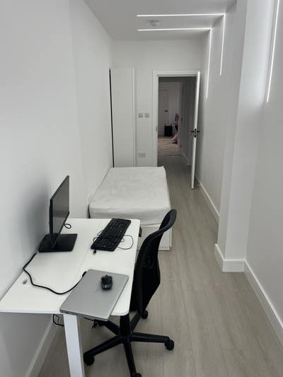 Studio ensuite single room (own entrance) Main Photo