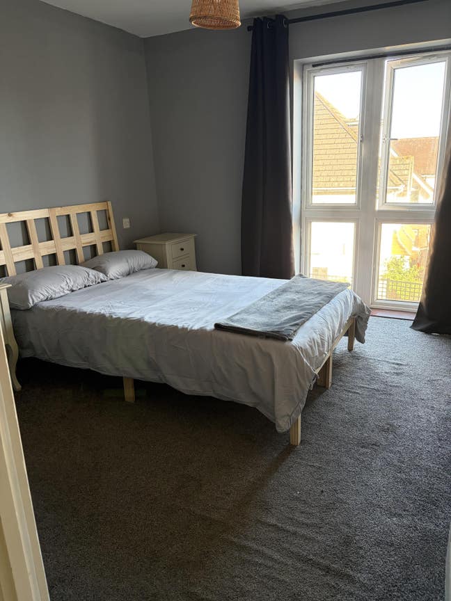 Light & Modern Double Room for Rent (Mon-Fri) Main Photo