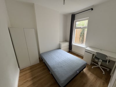 Spacious Double in 4-Bed House Share Main Photo