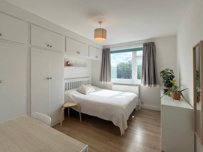 Spacious and bright double bedroom Main Photo