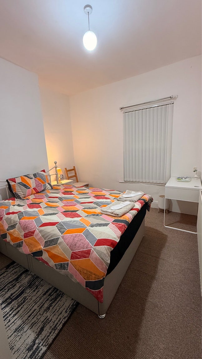 Comfortable Double Bedroom in a Terrace House Main Photo