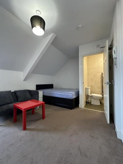 Avail July ensuite Fenham room &pound;126pw inc bills Main Photo