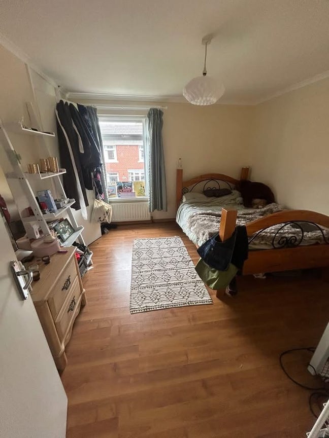Room Available- 10min walk from Queens+City Centre Main Photo