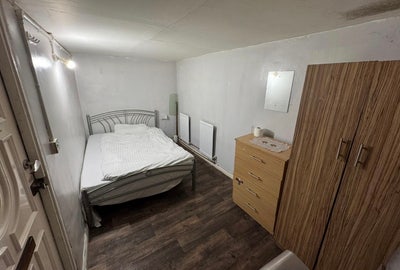 Semi Double Room Near East Ham Station  Main Photo