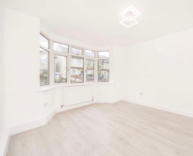 2 Large and Beautiful renovated room mitcham! Main Photo