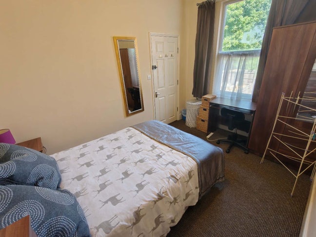 A spacious double room near hospital  Main Photo