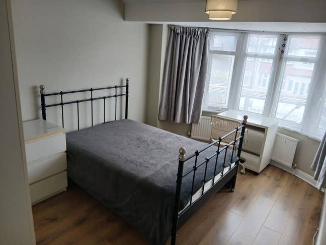Large double 5 min walk Hanger Lane station Main Photo