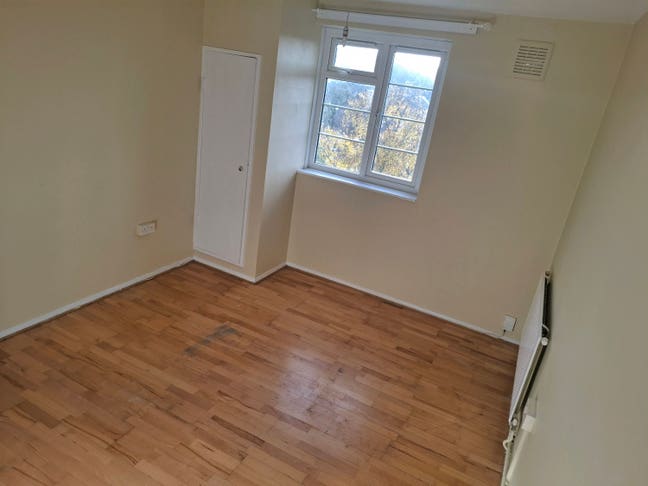 Lovely spacious warm unfurnished two bedroom flat Main Photo