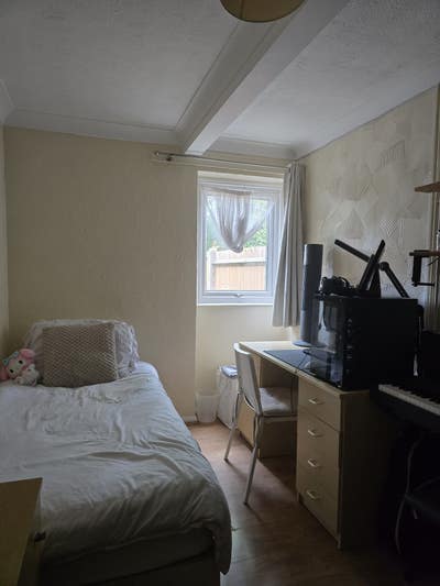 FEMALE preferably - Room Available (Bills not included) Main Photo