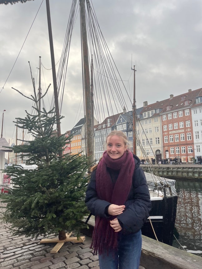 Sociable 21-year old looking for a room/buddy up Main Photo