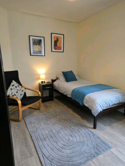 Large single room Main Photo
