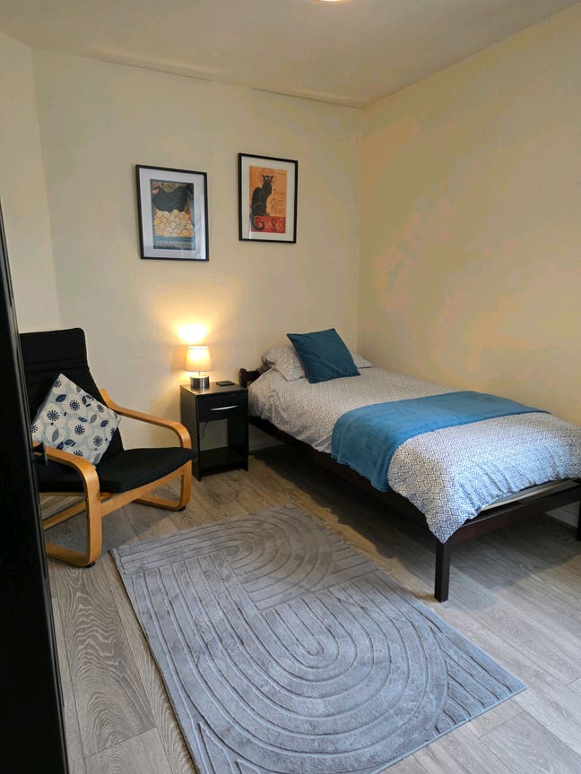 Large single room Main Photo