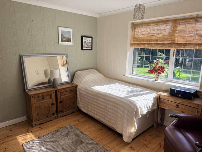 Bright Sunny room, with driveway parking & garden Main Photo