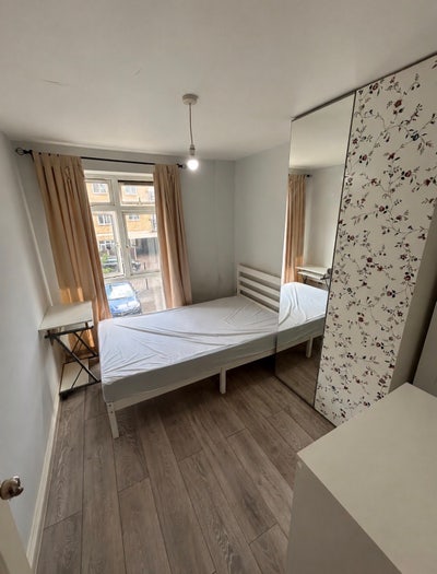 Bright Affordable Room Prime Location  Main Photo