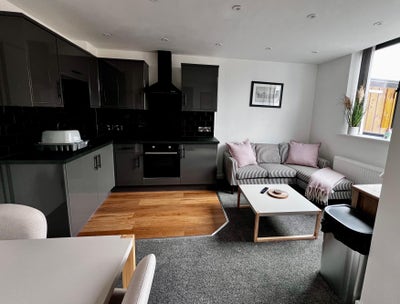 Brand new 1 bed self contained apartment in town Main Photo