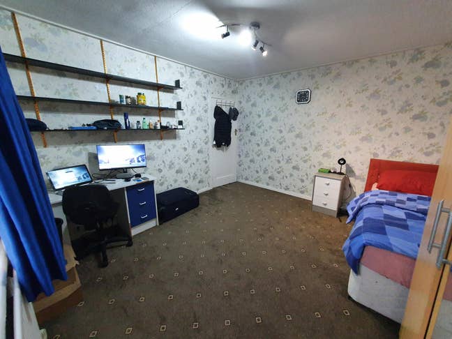 Large Furnished room close to Oakwood Station Main Photo