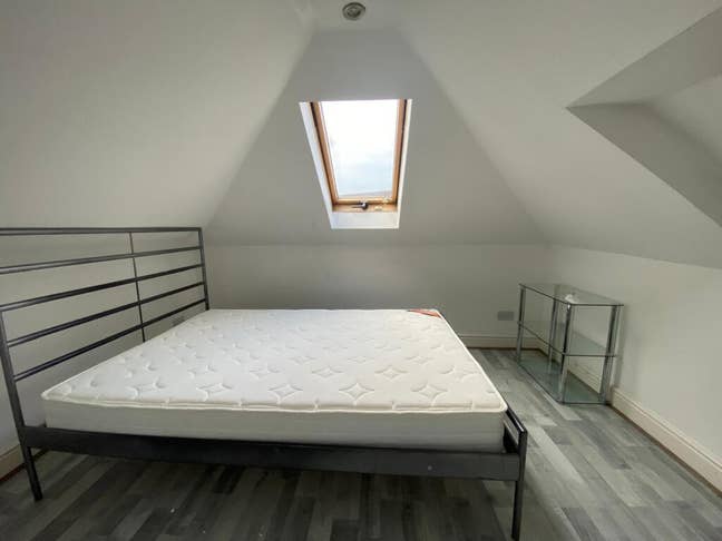 Unique Loft Ensuite/Fully Furnished/Near Station Main Photo