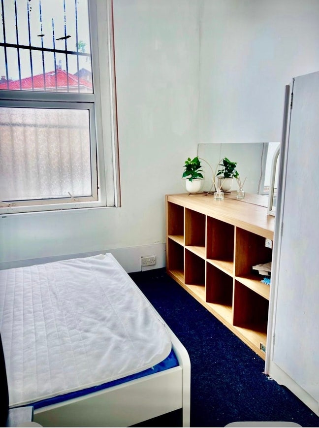 1 Double Bedroom with own Mini Kitchen  Main Photo