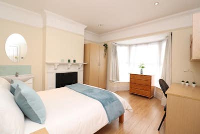 Charming 4 Bedroom House - Central Location Main Photo
