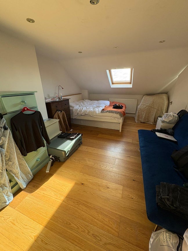 Bright, airy double bedroom with ensuite shower Main Photo