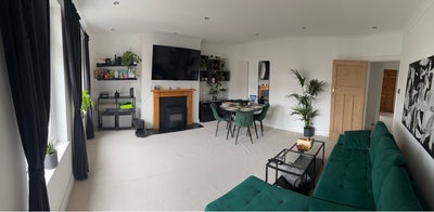 Spacious Top-Floor 2-Bed Flat, On-Site Parking Main Photo