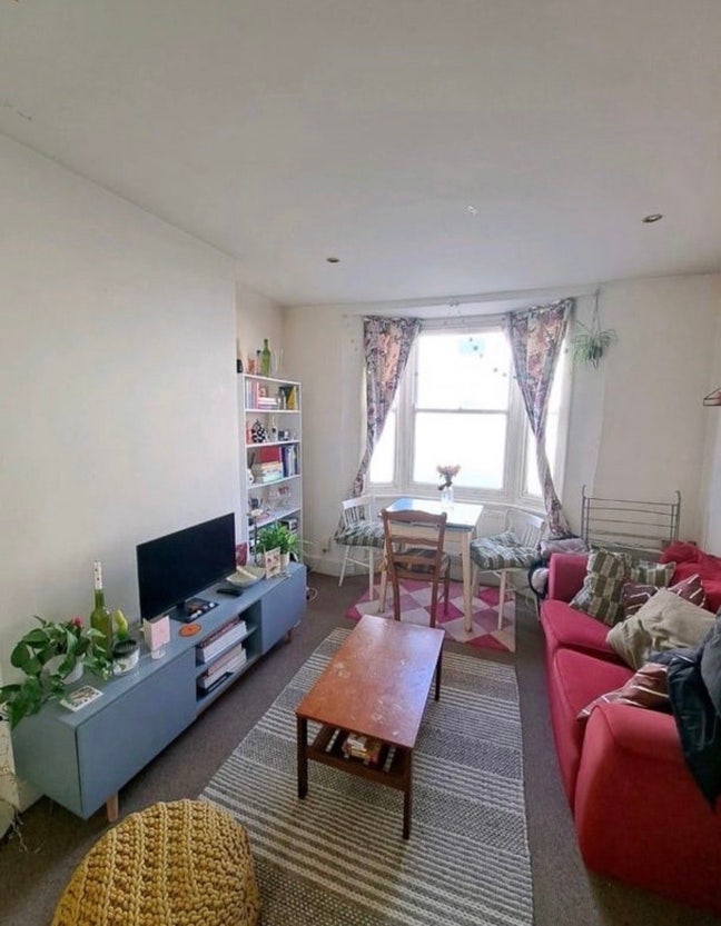 Looking for a new flatmate for a cosy house hold Main Photo