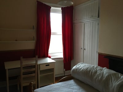 Double Room in calm household  Main Photo