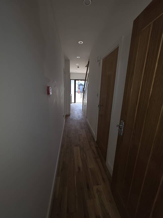 "Spacious Furnished Double Rooms | Wi-Fi & Parking Main Photo