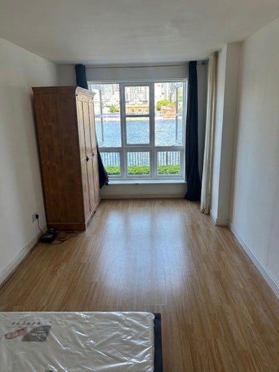 5mins to Canary Wharf - Large Double Room In E14 Main Photo