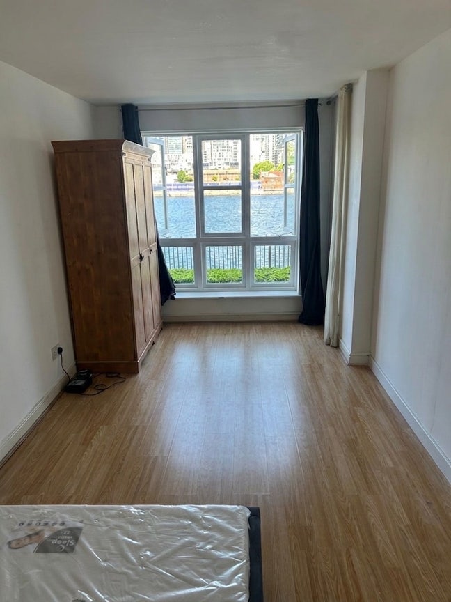 5mins to Canary Wharf - Large Double Room In E14 Main Photo