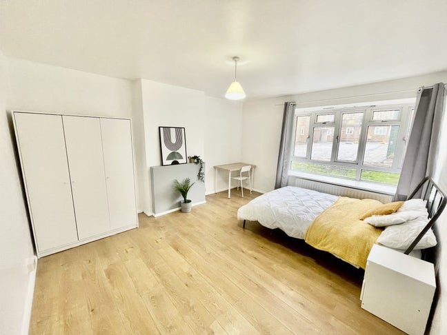 4 Amazing Rooms in Classy Highbury Main Photo