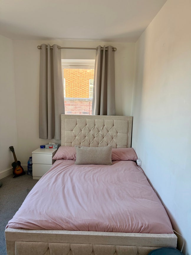 Spacious Double Room Available Main Photo