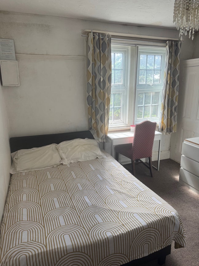 N Feltham - Double room in large house Main Photo