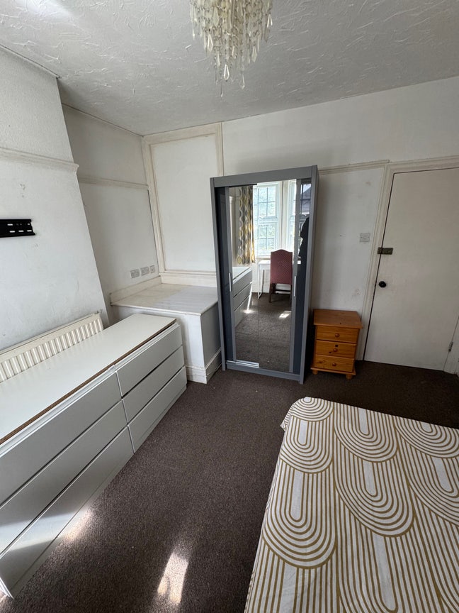 N Feltham - Double room in large house Main Photo