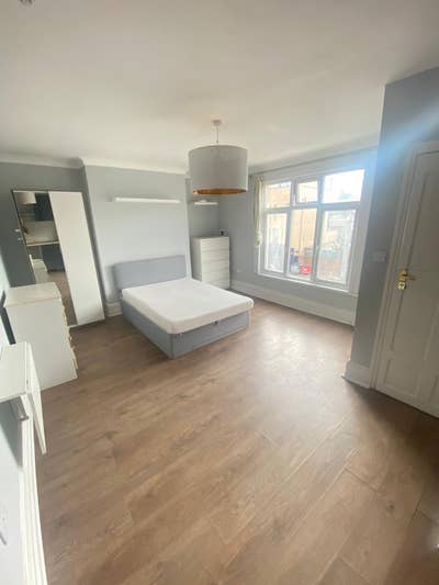 Double Bedroom  + En Suite - Leyton, E10 Main Photo