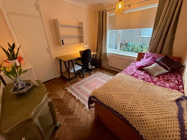 Spacious Light Filled Room  Main Photo
