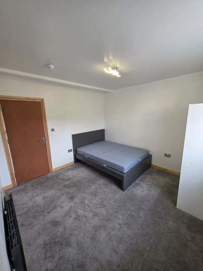 1 Rooms Available in 3 Bed Flat Main Photo