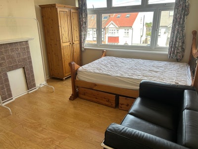 Large room in a quiet residential lewisham area  Main Photo