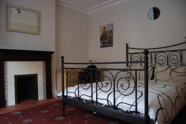 Very large room in shared student house Main Photo