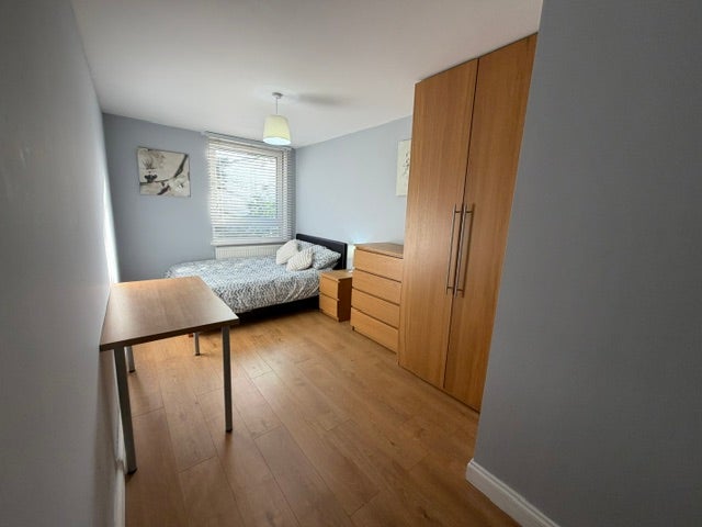 2 lovely doubles, garden flat SW11 Main Photo