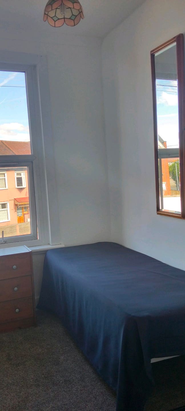 Bright Box Room  + 2 doubles Main Photo