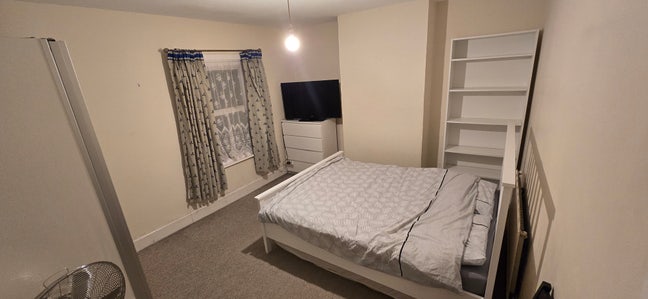 Single occupant double room close to Royal Berks H Main Photo